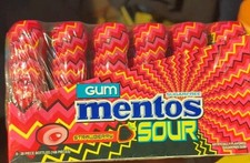 Mentos SOUR Sugar-Free Gum, Sour Strawberry 28 pcs  6pcs  Collectible 08/2025