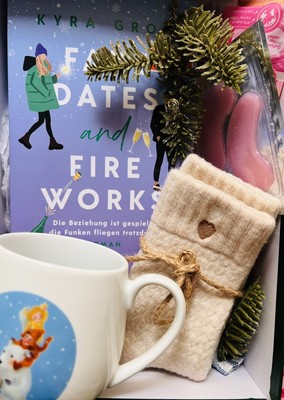 Geschenkbox Buchbox  Roman Kyra Groh Fake Dates and fire works
