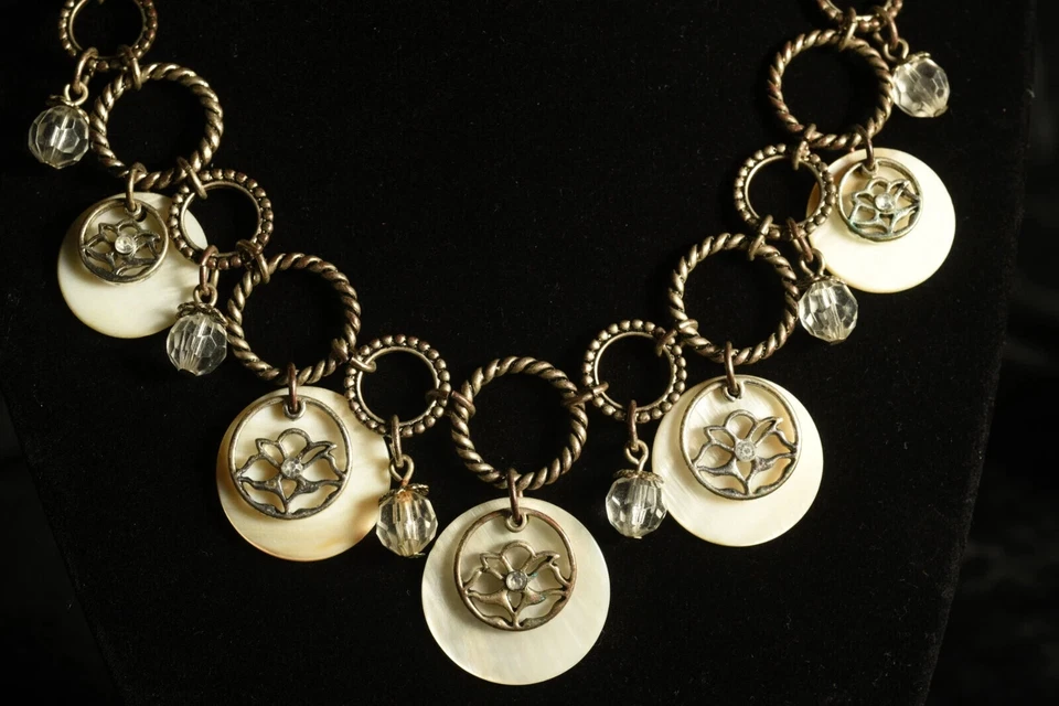 Collar babero vintage firmado por Avon con concha, vidrio y detalles de flores de metal Foto 2 de 4