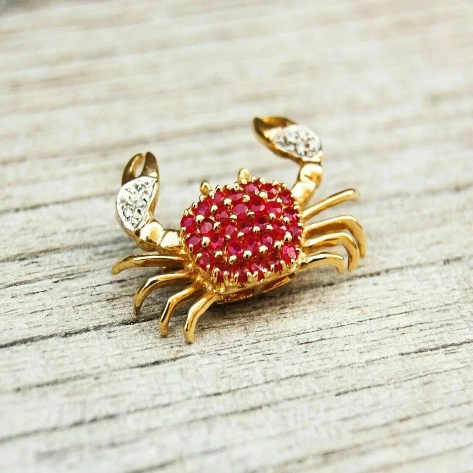 Broche prendedor enchapado en oro amarillo de 14 k con forma de cangrejo rubí rojo simulado corte redondo de 2,15 quilates Foto 2 de 4