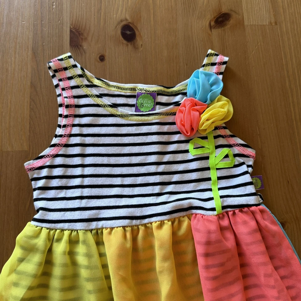 Vestido multicolor con un look flor fairycore de Dollie And Me Foto 3 de 4