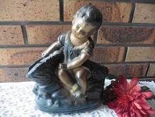 ANCIENNE TIRELIRE A CASSER EN PLATRE PETITE FILLE ASSISE AVEC 2 PANIERS 1900