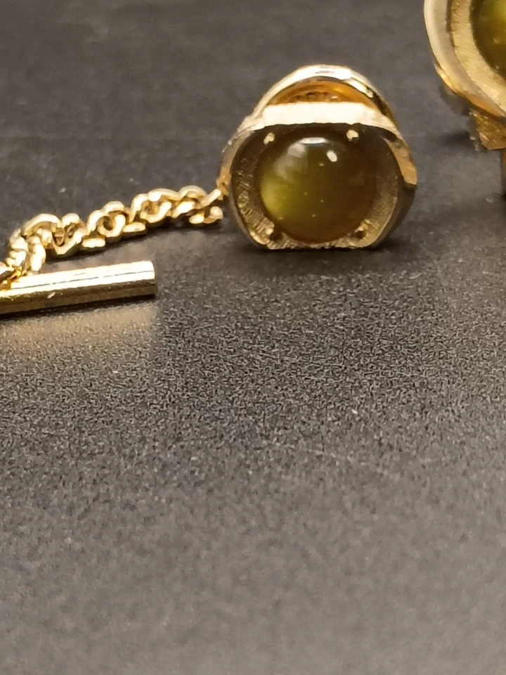 Gemelos/tachuela de corbata MCM Swank Wrap de colección tono dorado con cabujones de color jade Foto 2 de 4