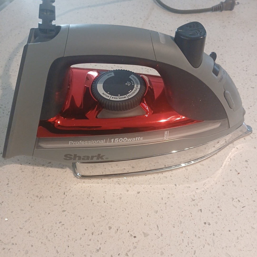 Gi305-13 Electric Red 1500w Lightweight Vertical Steam
