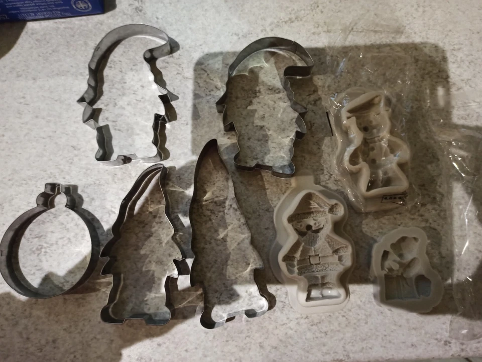 Konvolut Silikonform + kleine Austechformen, Wichtel Verzieren Pralinen 45 Stk. - Bild 4 von 4