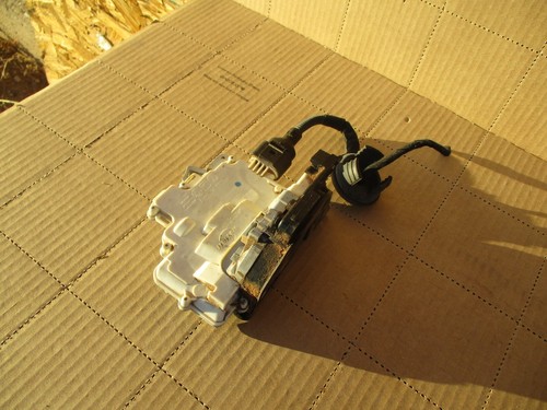 AUDI Q7 2007 actuador de cierre de puerta del lado del pasajero delantero derecho - Imagen 2 de 4