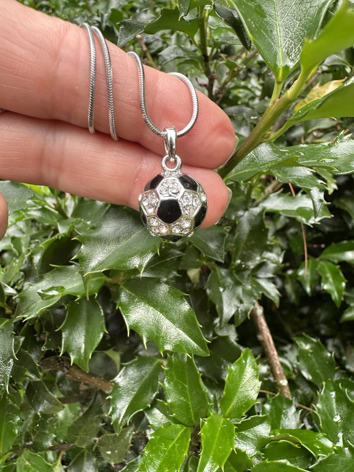 "Collar colgante de voleibol 3D hecho con cristales de Swarovski cadena de 16"" incluida" Foto 3 de 4