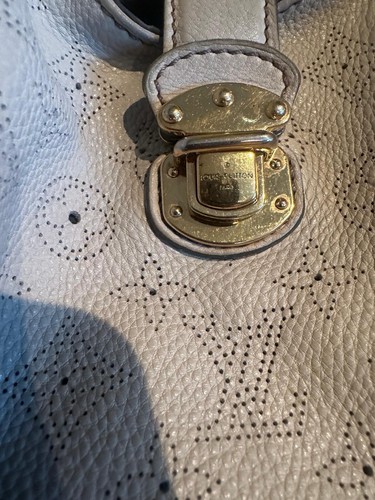 Autentica borsa Louis Vuitton Monogram Mahina Shoudler in pelle bianca avorio - Foto 10 di 15