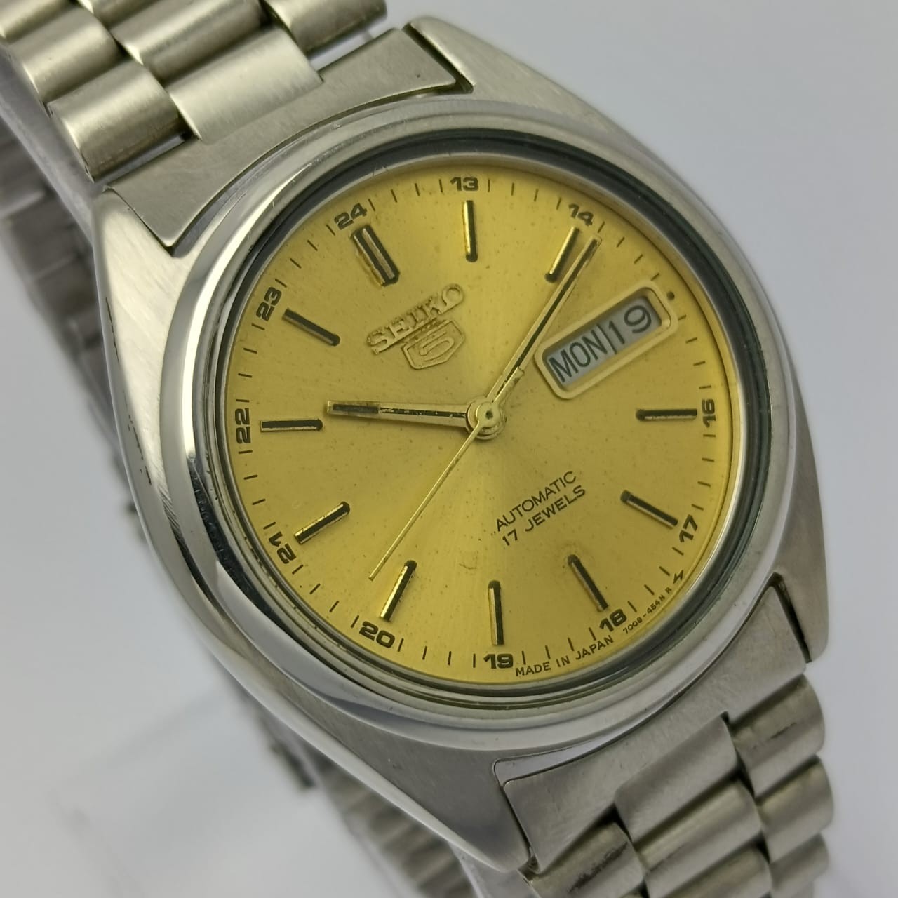 Vintage Seiko Automatic Day/Date 5 Railway 7009-3040 Time Watch Golden Dial - VintageWatches.PK Vintage Seiko Automatic Day/Date 5 Railway 7009-3040 Time Watch Golden Dial - vintagewatches.pk