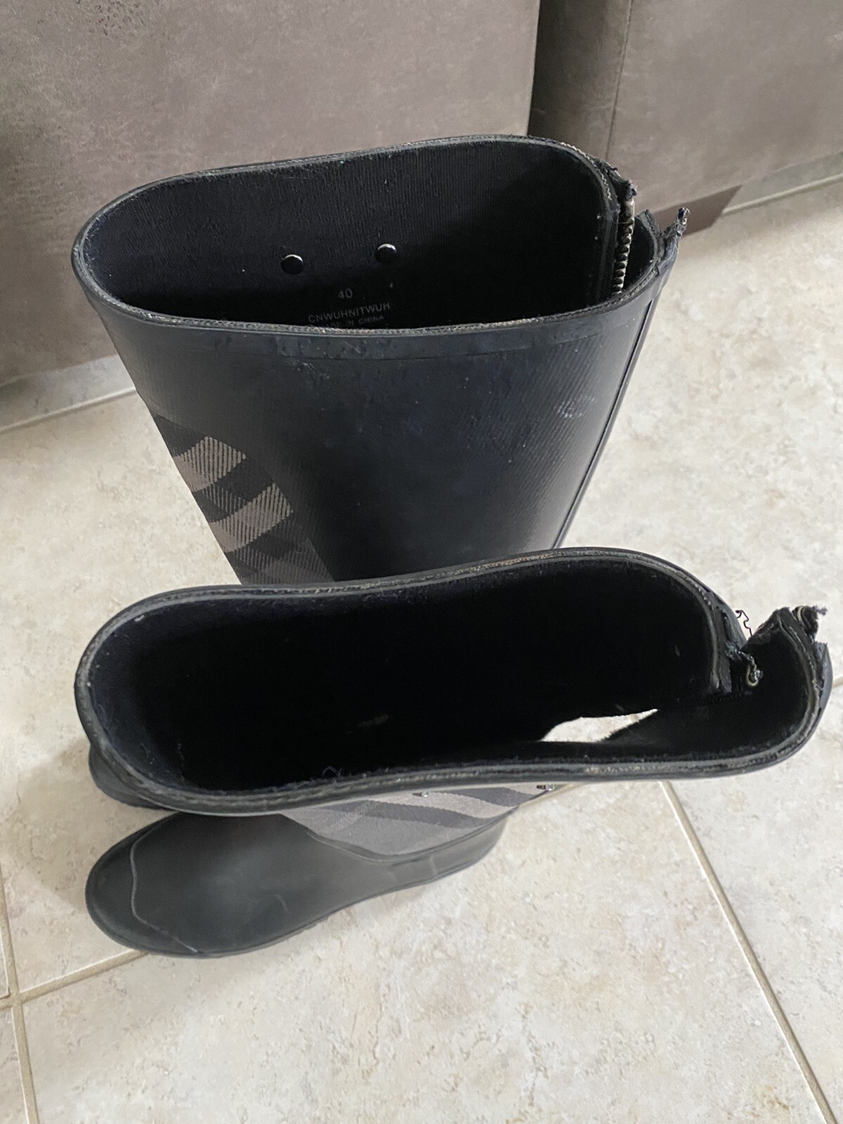Fancy Burberry Women's Clemence  Back and Grey Rain Boots . Size 40 EUR image 5