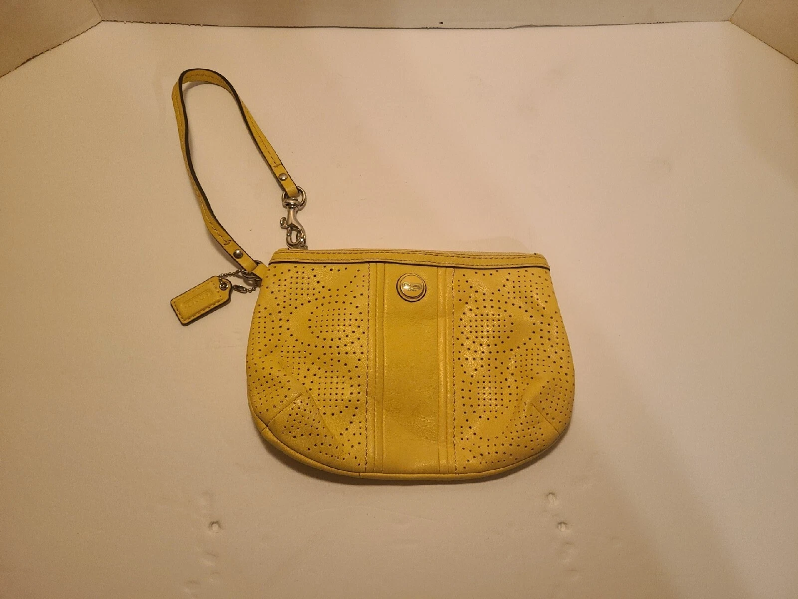 BRACCIALE COACH PELLE GIALLA 6" X 8" FRIZIONE CERNIERA CHIAVE TAG TRAFORATO MONOGRAMMA "C"