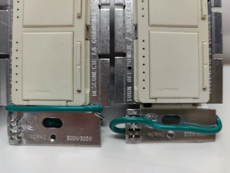 Lutron Maestro MA-L3L3 Doble Monopolo 300 W. Lote de 4 piezas Luz Almendra. #L05-28 Foto 3 de 4