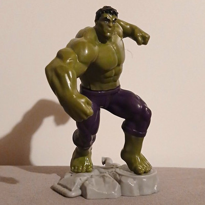 Marvel Hulk Figur aus Kunststoff grün/lila mit grauem Sockel, Comic-Helden