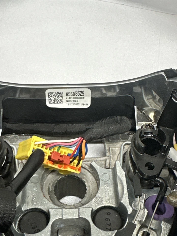 Volante Chevrolet Equinox 2018 2024 cuero y montaje térmico OEM 85588629 Foto 4 de 4