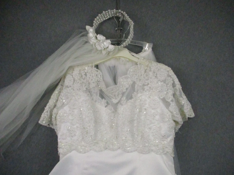 Vestido de novia Alfred Angelo línea 18 A tren cuentas 2 piezas con velo Foto 3 de 4