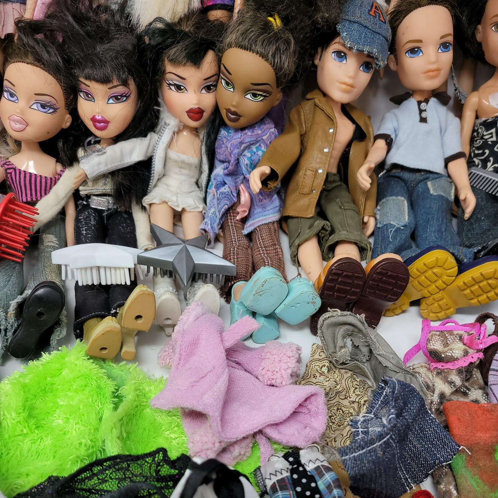Large 2001 Lot of 27 Bratz Dolls Boyz Clothes Shoes Accessories LOTS of