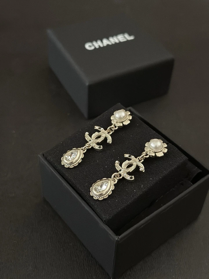 Pendientes en lágrima de cristal CC perlas flor Chanel Foto 3 de 4