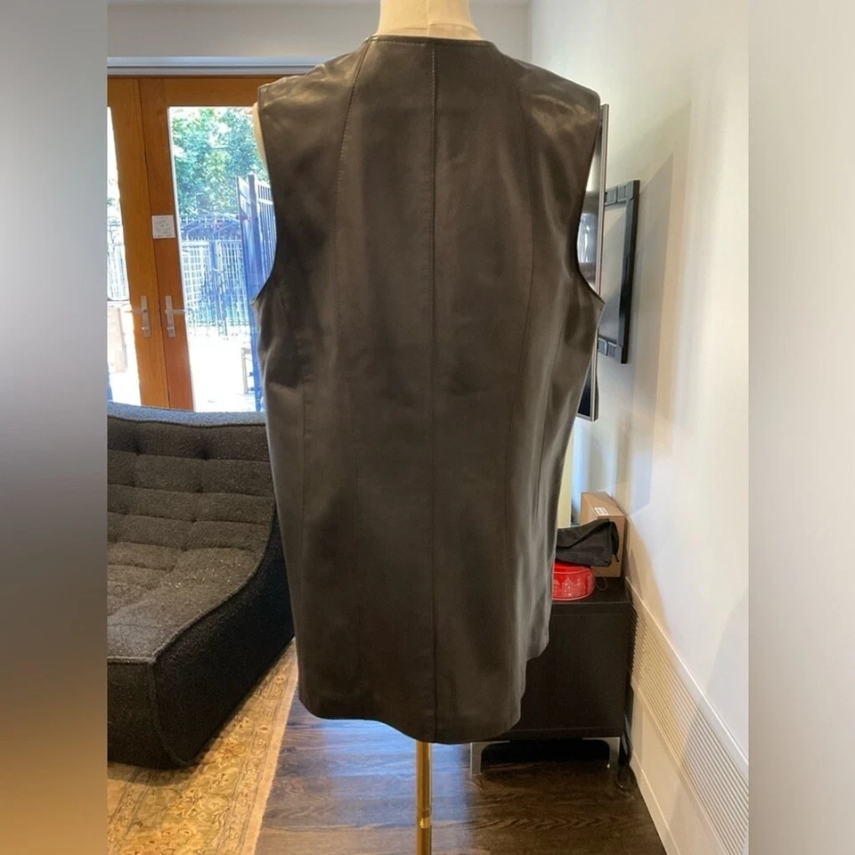 Danier Leather made in Canada! Size Large women’s black leather vest with … - Image 2 of 4