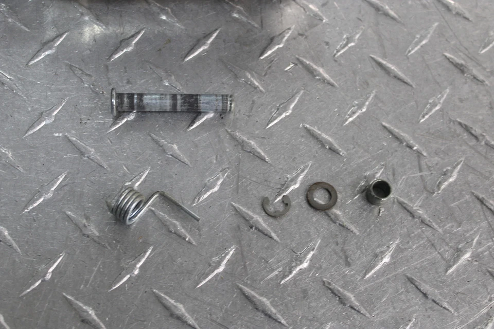 Suzuki GS550ESF 1985 reposapiés delantero derecho clavija paso Foto 2 de 4