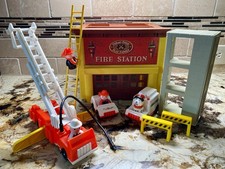 Vintage 1980 Fisher Price Play Family FIRE STATION 928 Little People