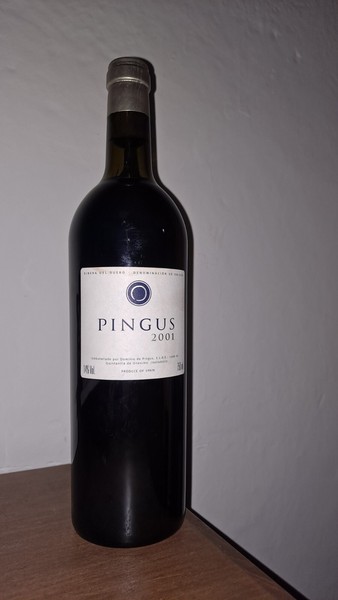 Una botella de vino Pingus 2001