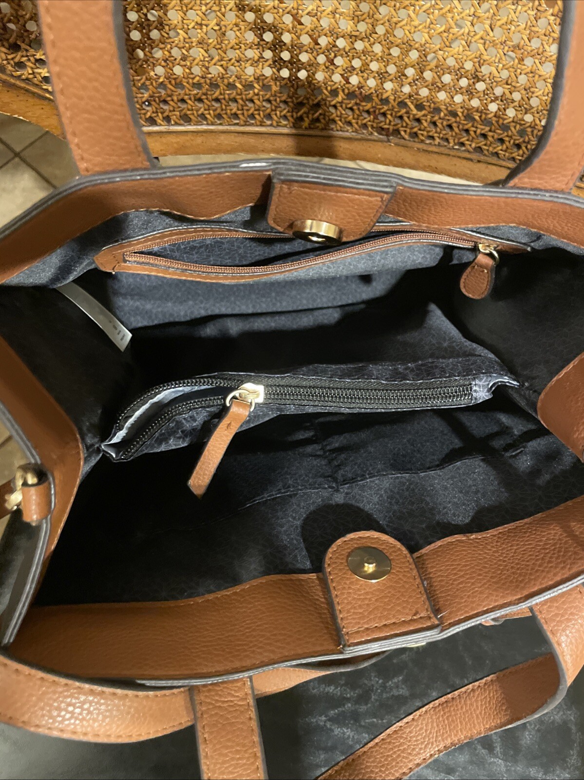 Stylish, Timeless Handbag - image 5