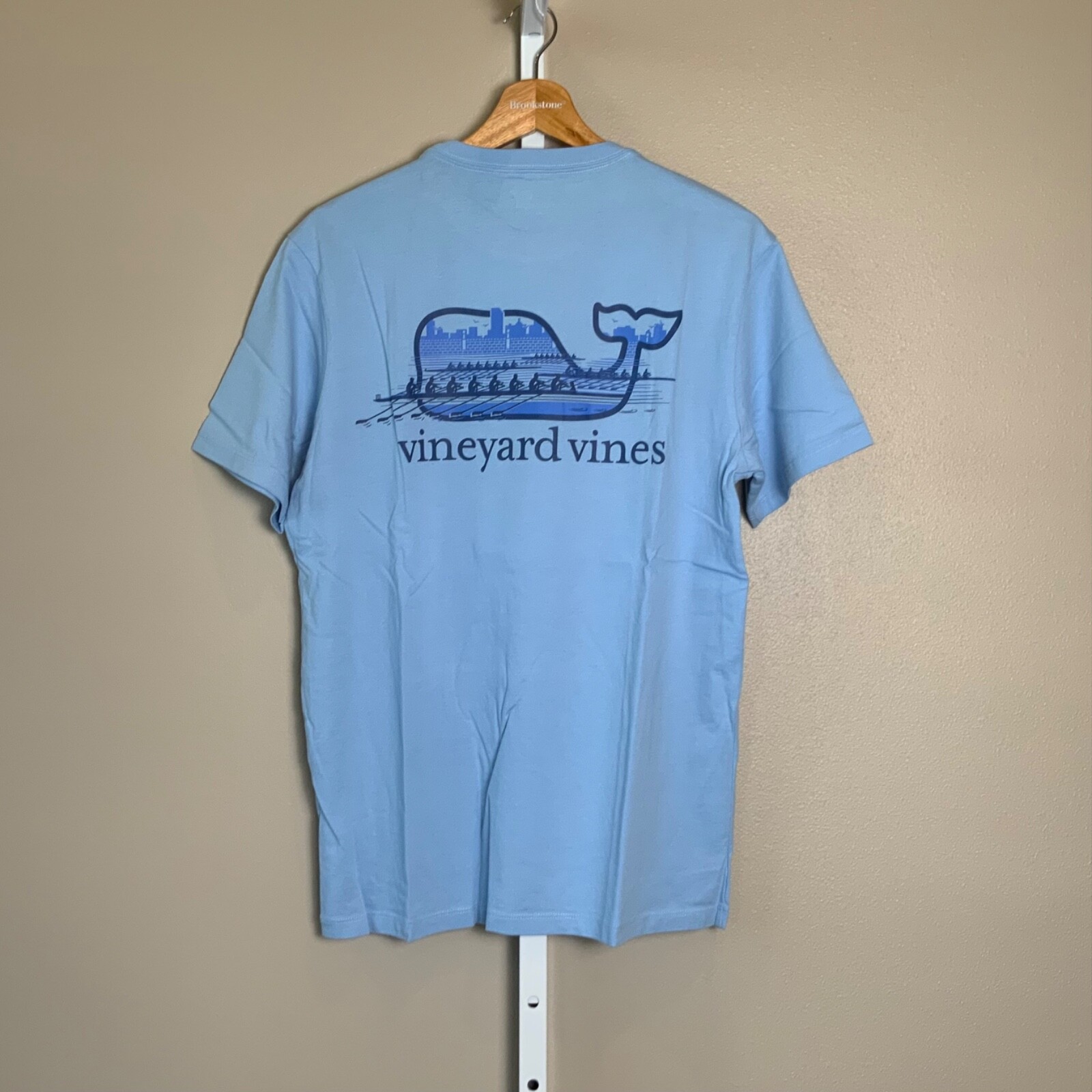 FILA T shirt uomo Vineyard Vines canottaggio balena manica corta tasca nuova con etichetta PICCOLA