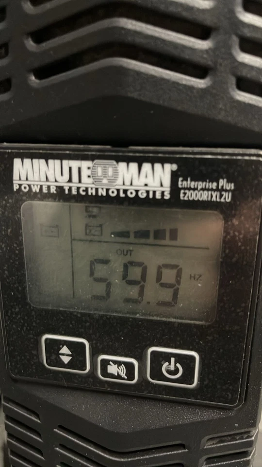 MINUTEMAN E2000RTXL2U con batería Foto 4 de 4