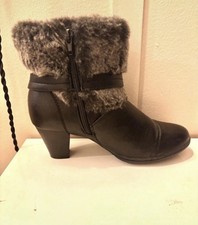Pavers brown ankle boots feature a faux fur trim and a block heel Size 6