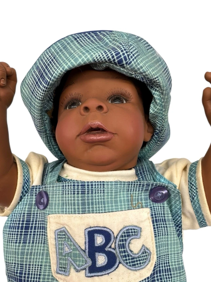 Muñeca bebé niño vintage afroamericana afroamericana de vinilo grande Danbury como nueva con mono Foto 3 de 4