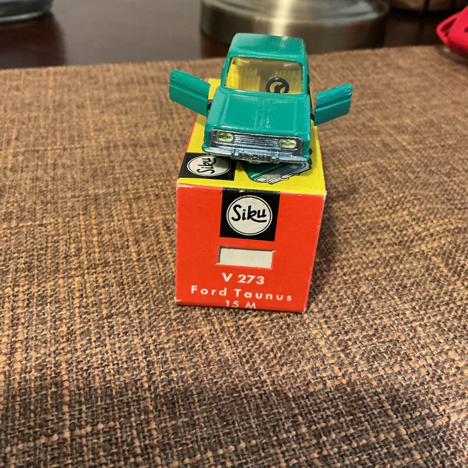 Juguetes Siku, #V273, Ford Taunus años 60 sedán con caja original, Foto 2 de 4