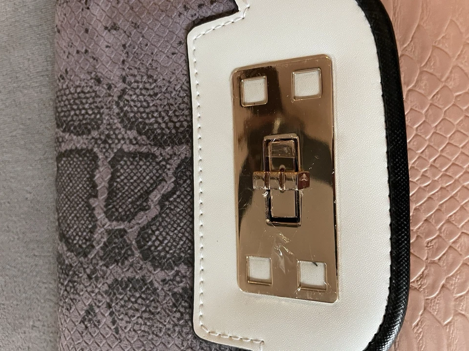 Bolso sin asas de piel de serpiente sintética con correa de cadena Asos New Look Foto 3 de 4