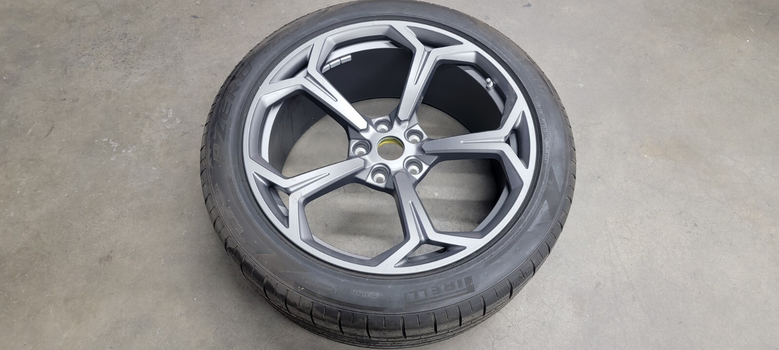 LAMBORGHINI URUS FRONT WHEEL RIM OEM 4ML601025K TIRE