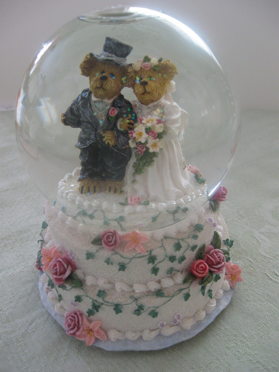 Boyd's Bears Bride and Goom Snowglobe Music Box, Plays 