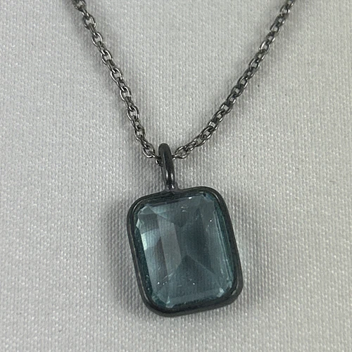 VETEMENTS Collana con ciondolo quadrato smussato in vetro blu su catena tono argento 18 pollici