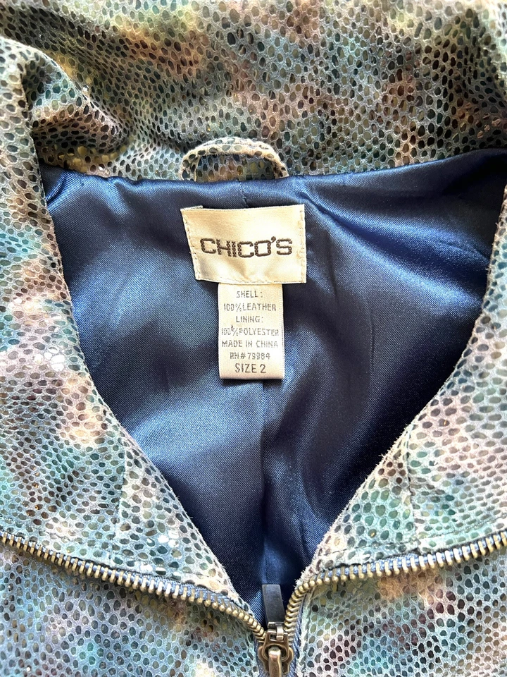 Chaqueta Chico's Cuero Azul Estampado Serpiente Brillante Cremallera Completa Bolsillos Forrados Talla 12 Usada en Excelente Condición Foto 3 de 4