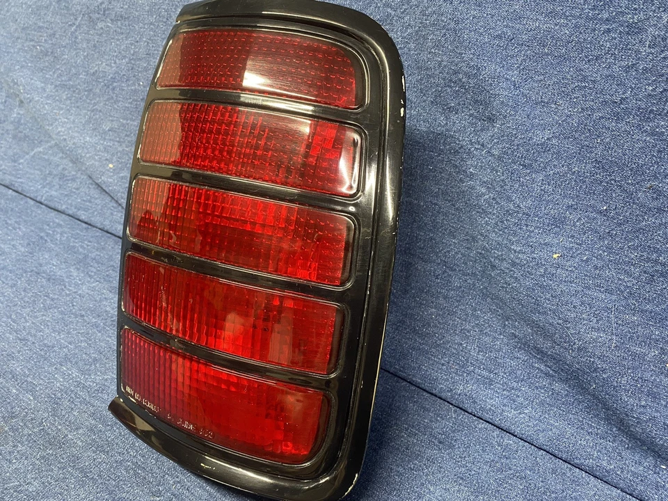 Conjunto de luz trasera derecha Oldsmobile 98 Ninety-Eight Regency 1991 1992 1993 bonito Foto 2 de 4