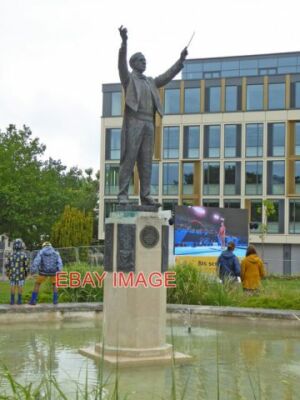 FOTO GUSTAV HOLST STATUE CHELTENHAM IM HINTERGRUND IST EINE GROSSBILDSHOWIN