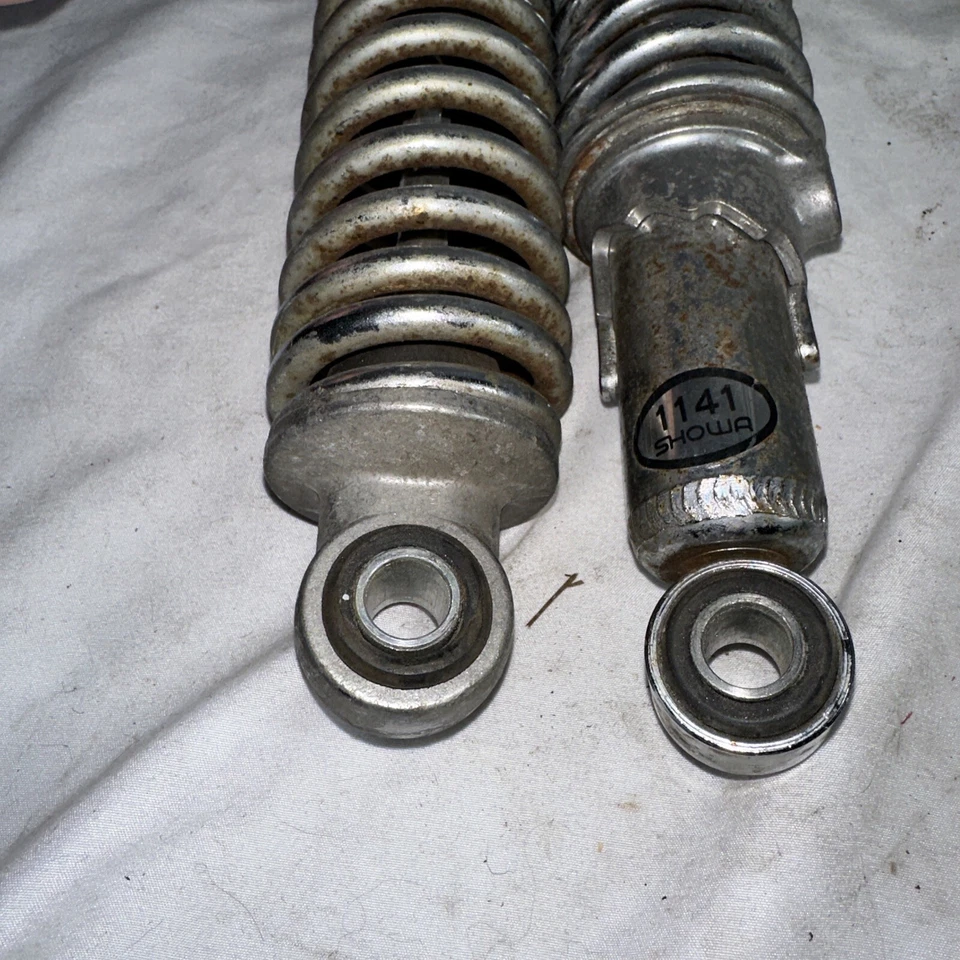 Juego doble amortiguadores de suspensión trasera Suzuki GS250T 1980 Foto 4 de 4