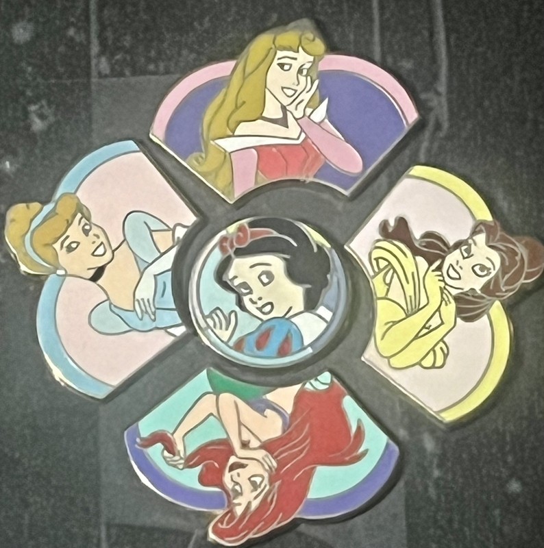 Disney Princesses,  5 Piece Set Of Circle Puzzle Pins Making a Flower. L@@K