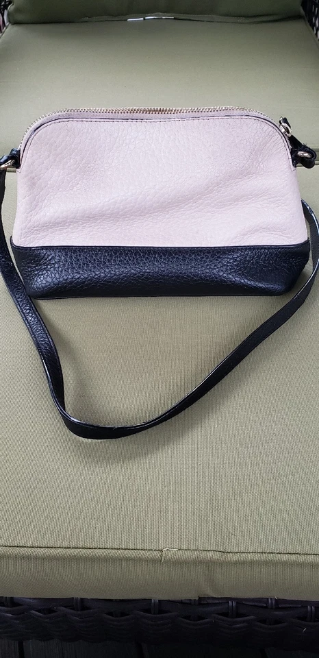 Bandolera Kate Spade Cuero Guijarro Negro y Tostado con Tachuelas Cuero Logo Etiqueta Foto 3 de 4