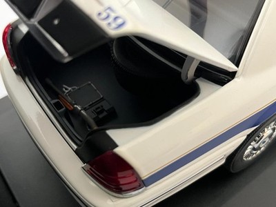 AUTOart 1/18 Ford Crown Victoria LAPD Police Car Model 72701 with