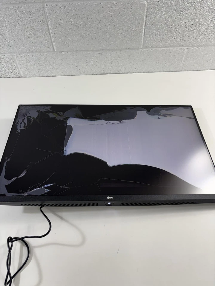 LG 32GQ750-B 32-inch Ultragear 4K UHD (LCD Damage) - Image 2 of 4