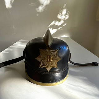 Feuerwehr Lederhelm schwarz mit Helmkamm Frontabzeichen Lederriemen