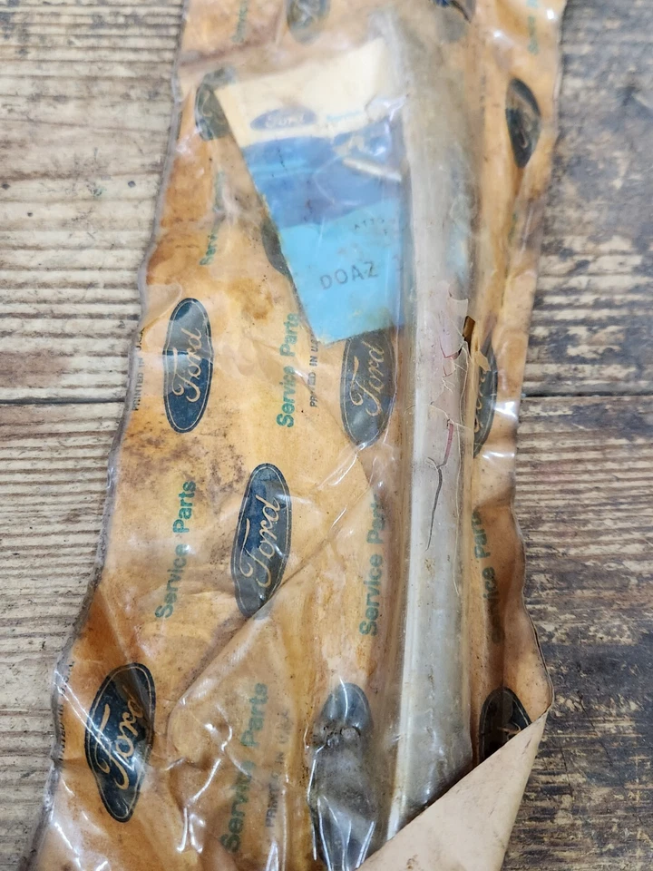 NOS OEM 1970 Ford LTD XL Front Fender Front Extension Molding Pair D0AZ-16B124-A - Image 3 of 4