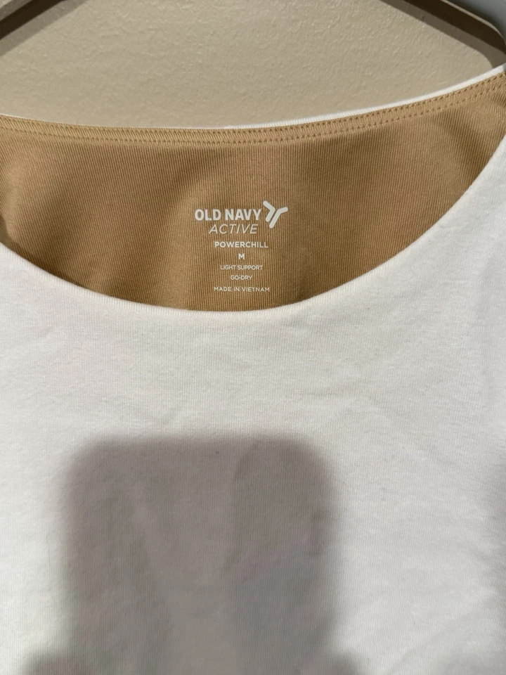 Old Navy Active PowerChill cropped tank top in white. Medium pre-owned. - Image 2 of 3