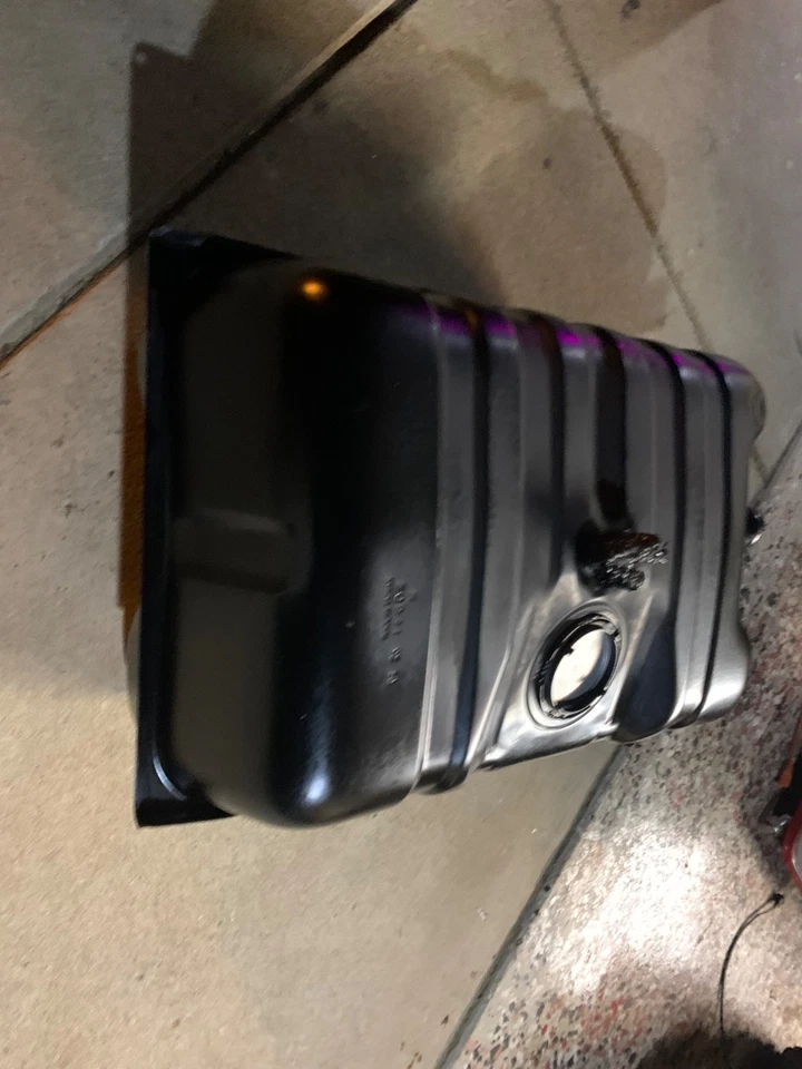 Fuel Tank 33 Gallon with 3.625 Inches Diameter Gauge Hole For 85-96 Ford Bronco - Image 4 of 4