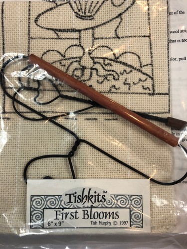 Tishkits First Blooms Primitive Rug Hooking Kit Decorative Hanger Rug Beater - Picture 7 of 7