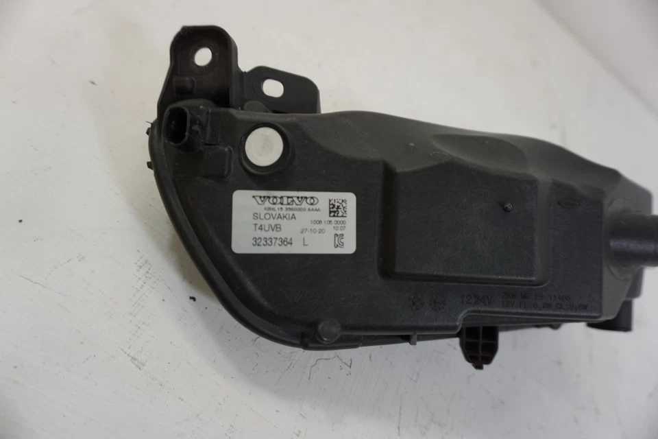 Faro antiniebla lado izquierdo pasajero OEM 2016-2023 Volvo XC60 XC90 S90 V90 32337364 Foto 3 de 3