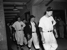 New York Yankees Joe Dimaggio With Teammates 1947 OLD BASEBALL PHOTO